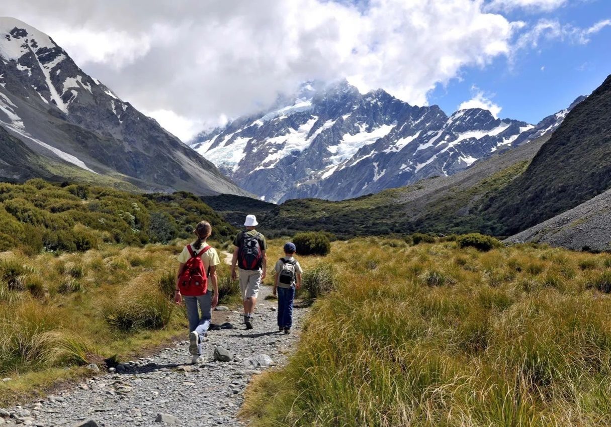 Hikers-trail-Mount-Cook-New-Zealand-South